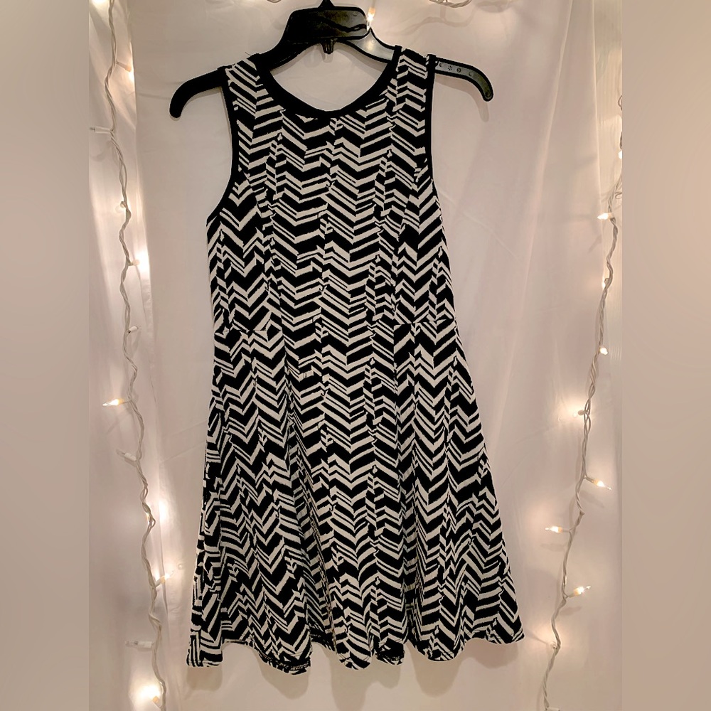 Total Girl - Black & White Patterned Dress!